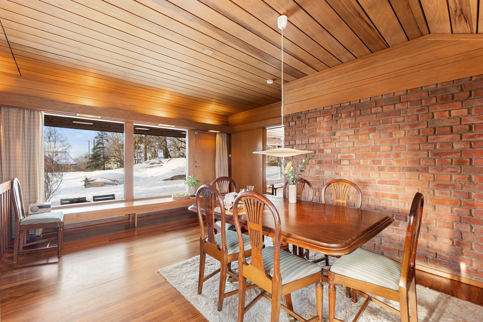 Lys og hyggelig spisestue. Galleribilde