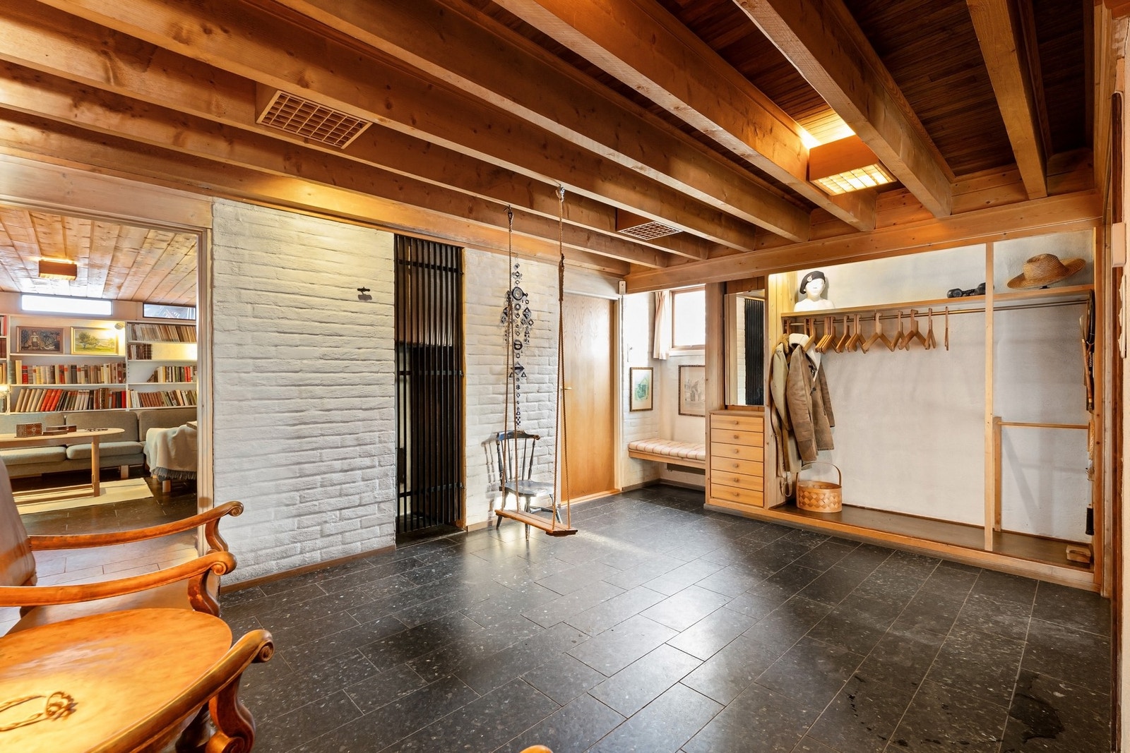 Hall med larvikittgulv. Galleribilde