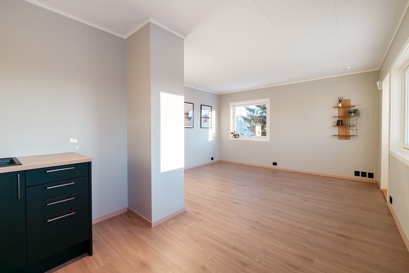 Alle innvendige overflater er fornyet, og vann- og avløpsopplegg er oppgradert i leiligheten. Se tilstandsrapporten for utfyllende beskrivelse. Galleribilde