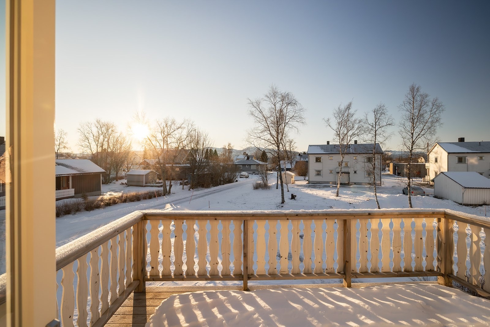 Balkong fra 2023 på 10 m². Leiligheten har en åpen og luftig plassering i borettslaget. Tomten er opparbeidet med asfaltert parkering og stor opparbeidet plen med enkel beplantning. Galleribilde