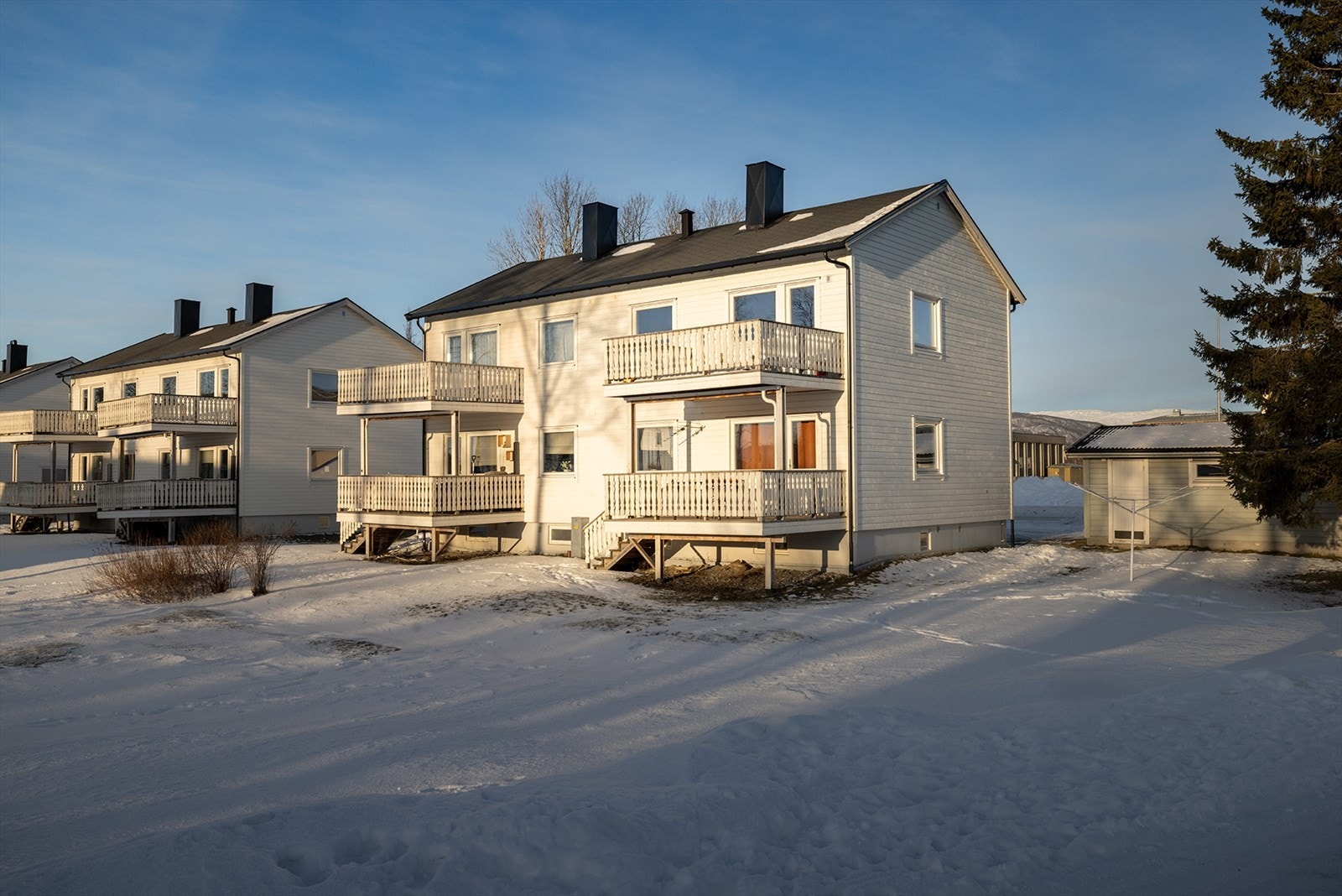 Utvendig er bygget oppgradert på flere områder i perioden 2019-2023, herunder ny vindsperre/papp, tilleggsisolering og utvendig bordkledning, samt takrenner/nedløp i stål og drenering Galleribilde