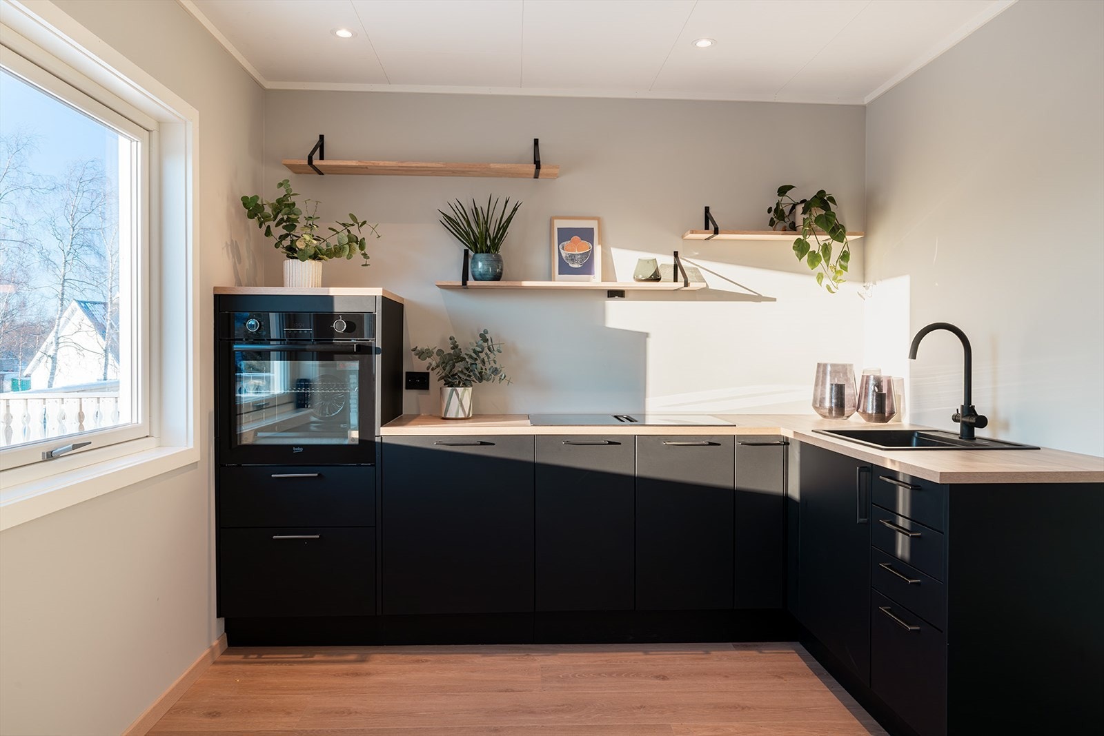 HTH-kjøkken fra 2026 med integrert oppvaskmaskin, induksjonstopp med integrert ventilator og stekeovn. Vannstopp-system og komfyrvakt er installert. Galleribilde