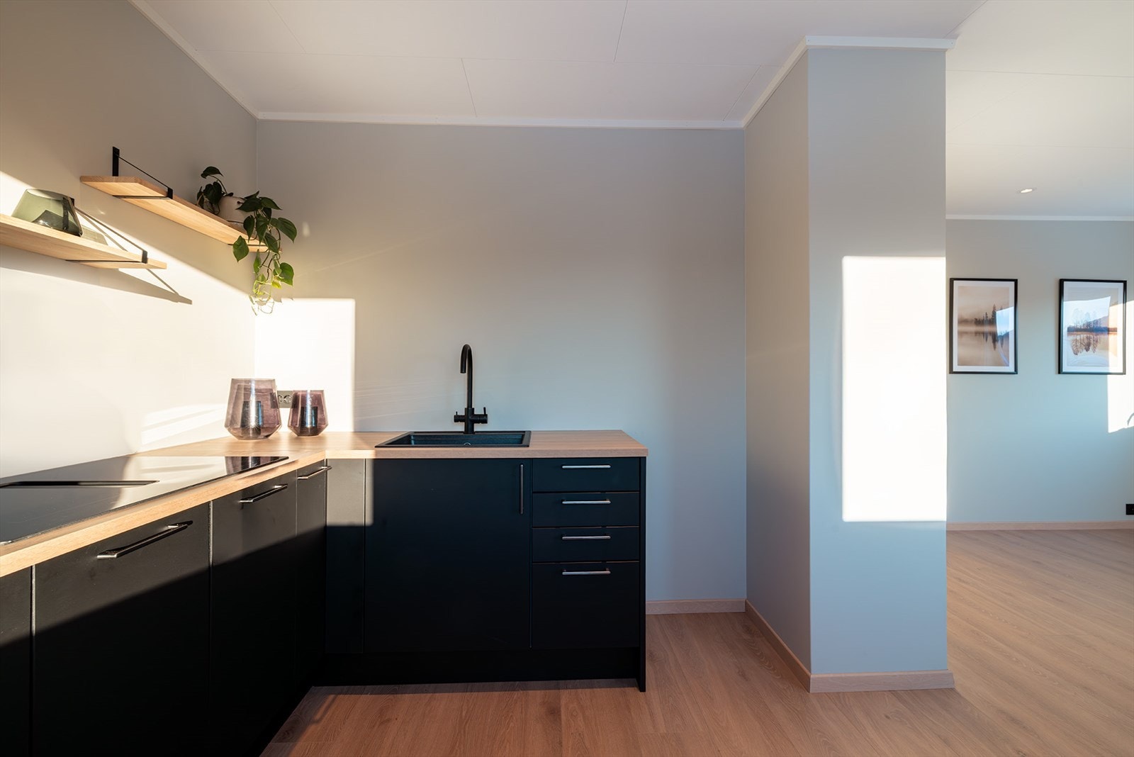 Alt elektrisk er fornyet i leiligheten. Sikringsskap er oppgradert med automatsikringer.
Arbeid utført av Eksakt Elektro AS. Se prospekt for utfyllende informasjon. Galleribilde