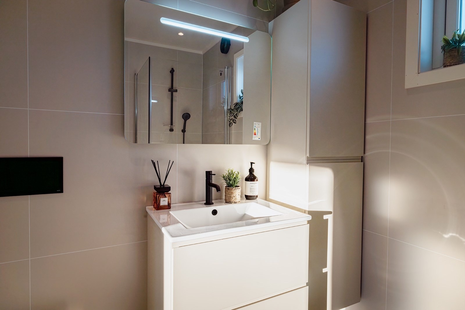 Varmekabler i gulv og opplegg for vaskemaskin. Varmtvannstank fra 2026 Galleribilde