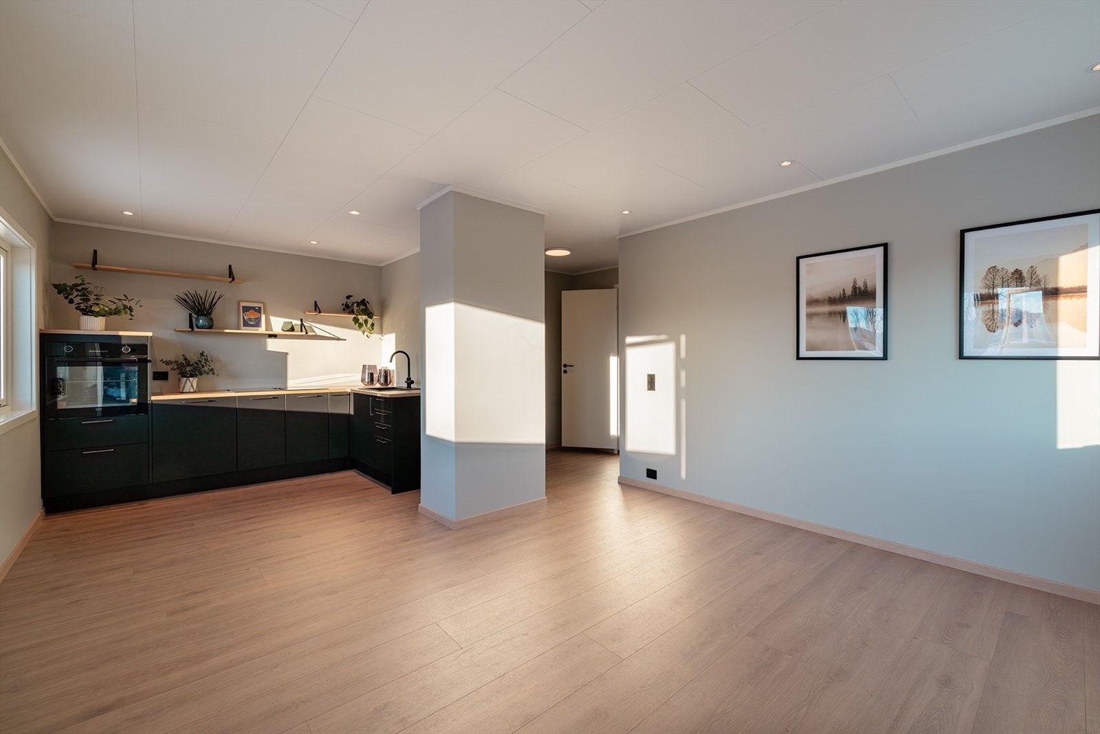 Velkommen til Marmorveien 8. Betydelig oppgradert og innflyttingsklar leilighet med sentral beliggenhet og kort gangavstand til sentrum, tog og handelsområde. Galleribilde