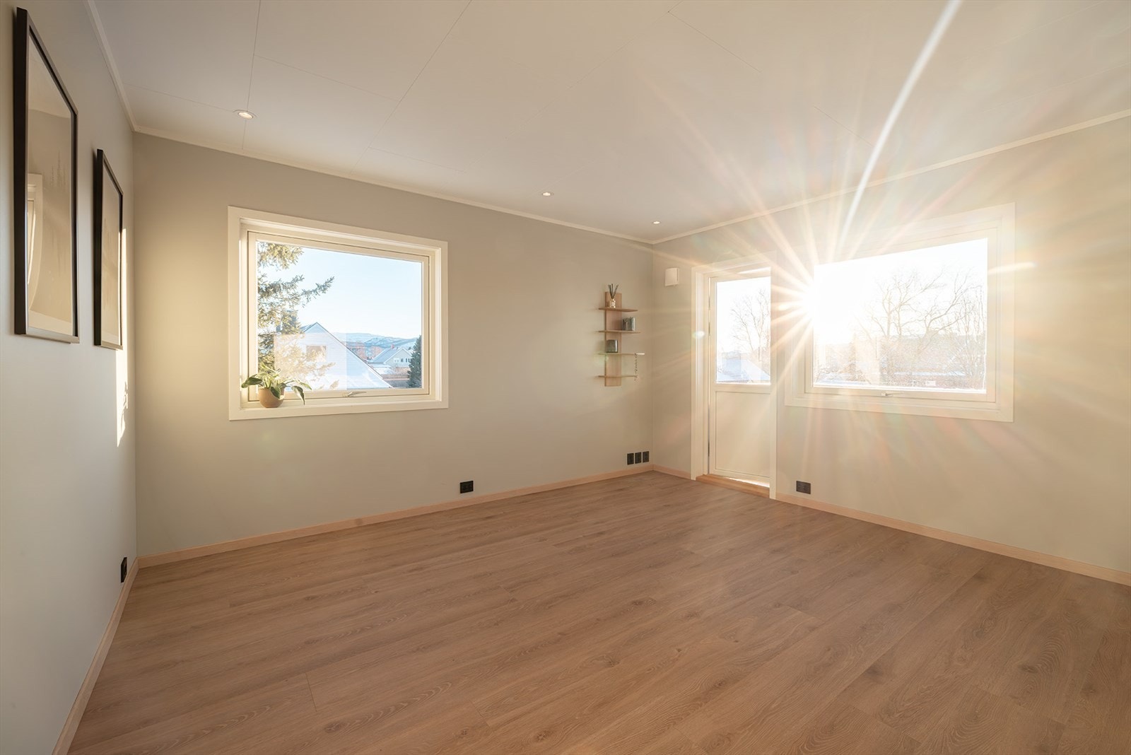 Utgang til balkong fra stuen. Balkongdør av nyere dato Galleribilde