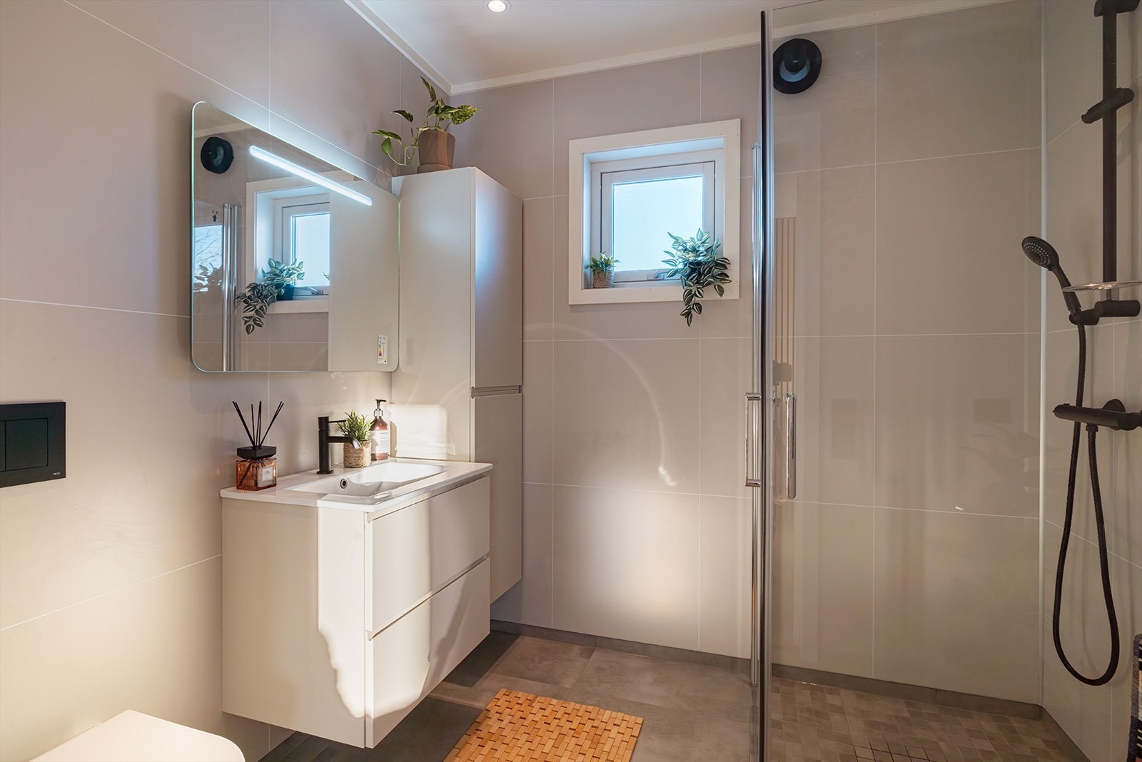 Bad/vaskerom fra 2026. Badet har plastsluk i dusjhjørne og smøremembran med
dokumentert utførelse. Pax Calima fuktstyrt baderomsvifte med appstyring Galleribilde