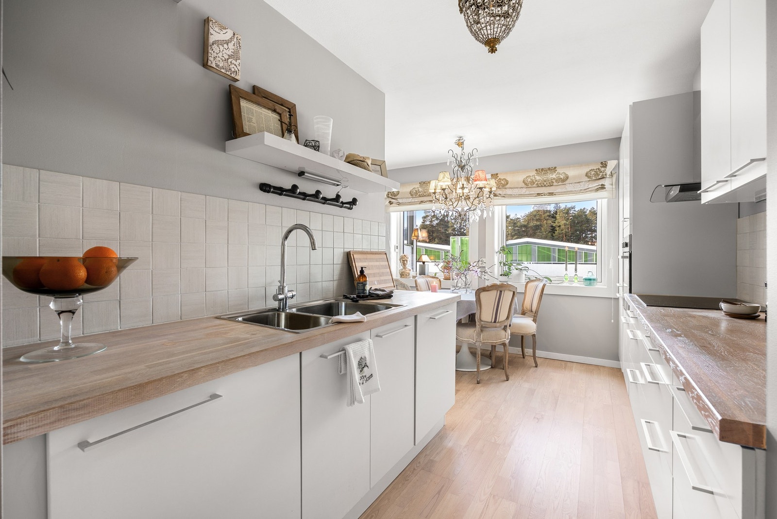 Stort adskilt kjøkken m/integrerte hvitevarer Galleribilde