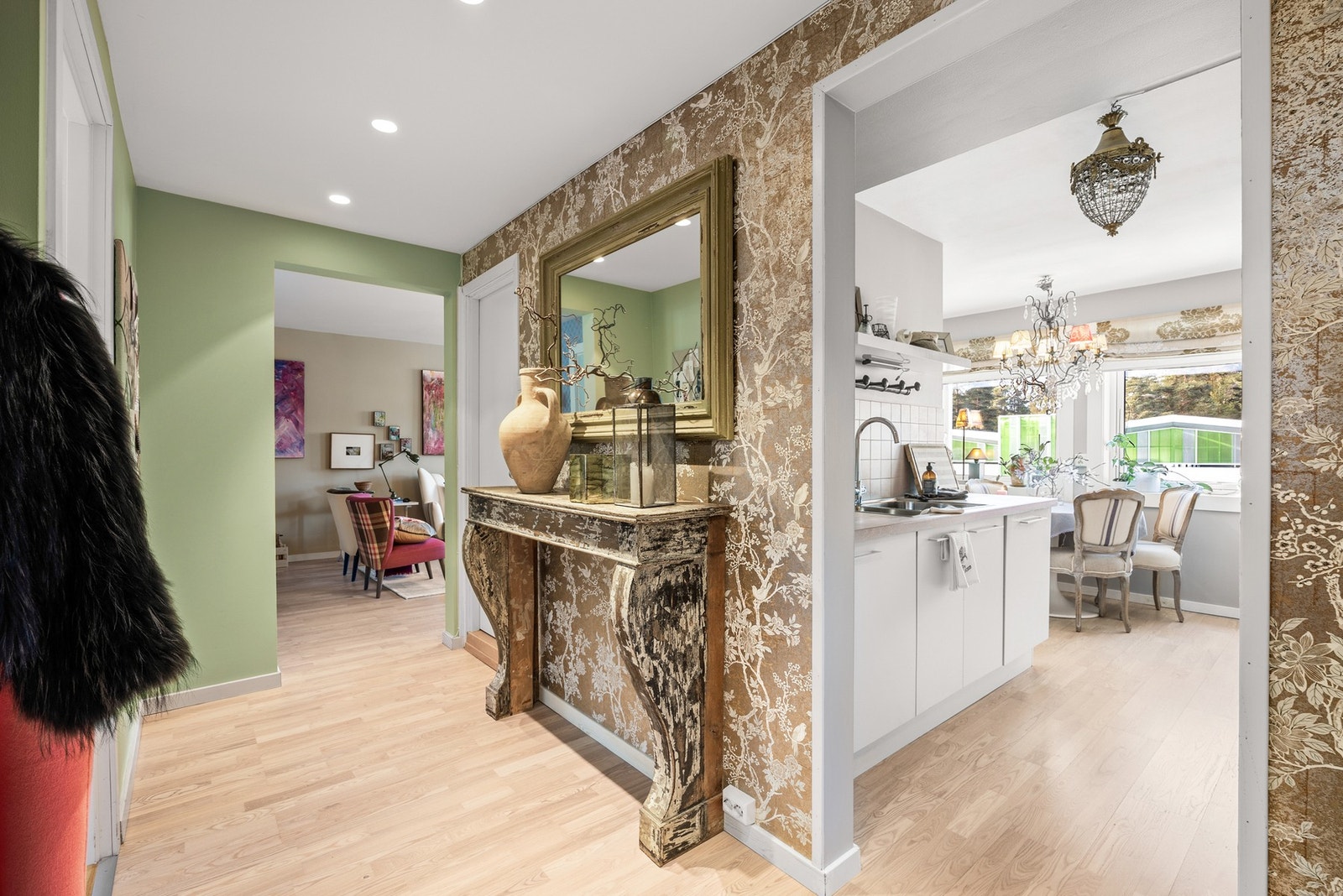 Entreen har en ypperlig utforming og stilige overflater, samt downlights i himling Galleribilde