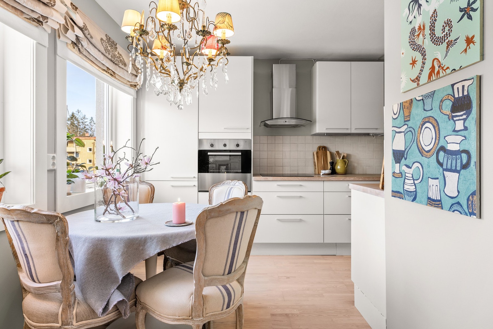 Kjøkkenet er utstyrt med integrerte hvitevarer som keramisk platetopp, stekeovn, oppvaskmaskin og kjøl/fryseskap Galleribilde