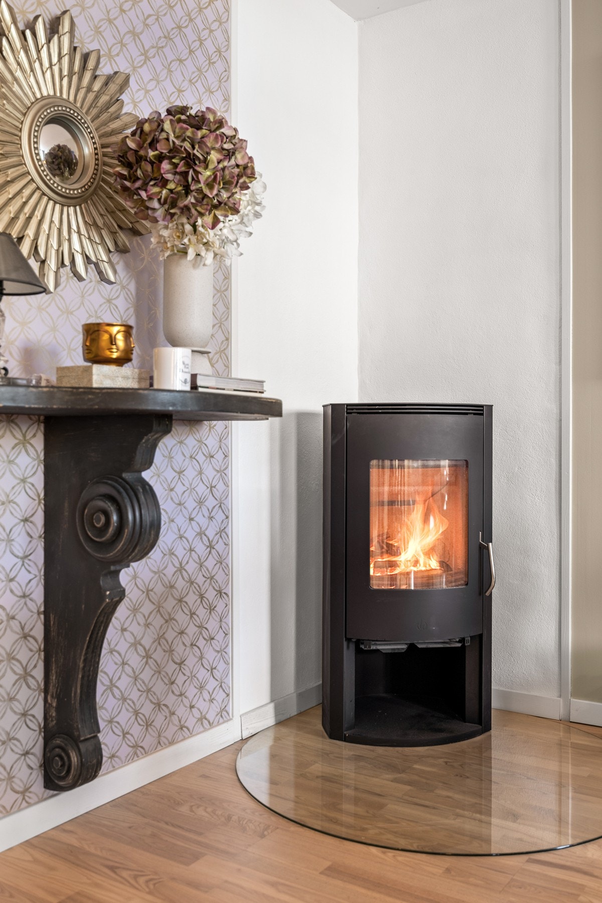 Koselig peisovn som gir ekstra varme og hygge gjennom vinteren Galleribilde