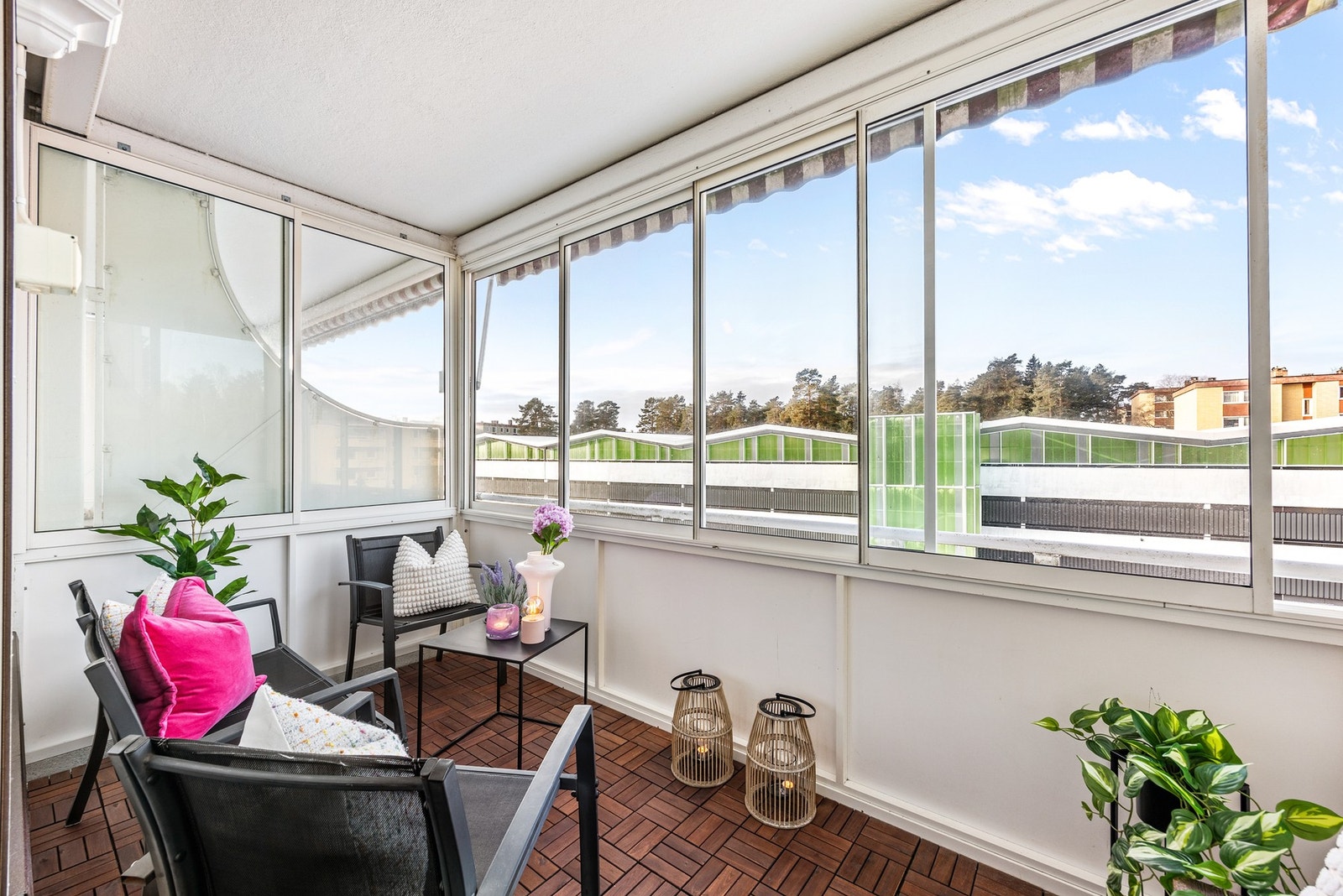 Innglasset balkong gir en flott forlengelse av stuen Galleribilde