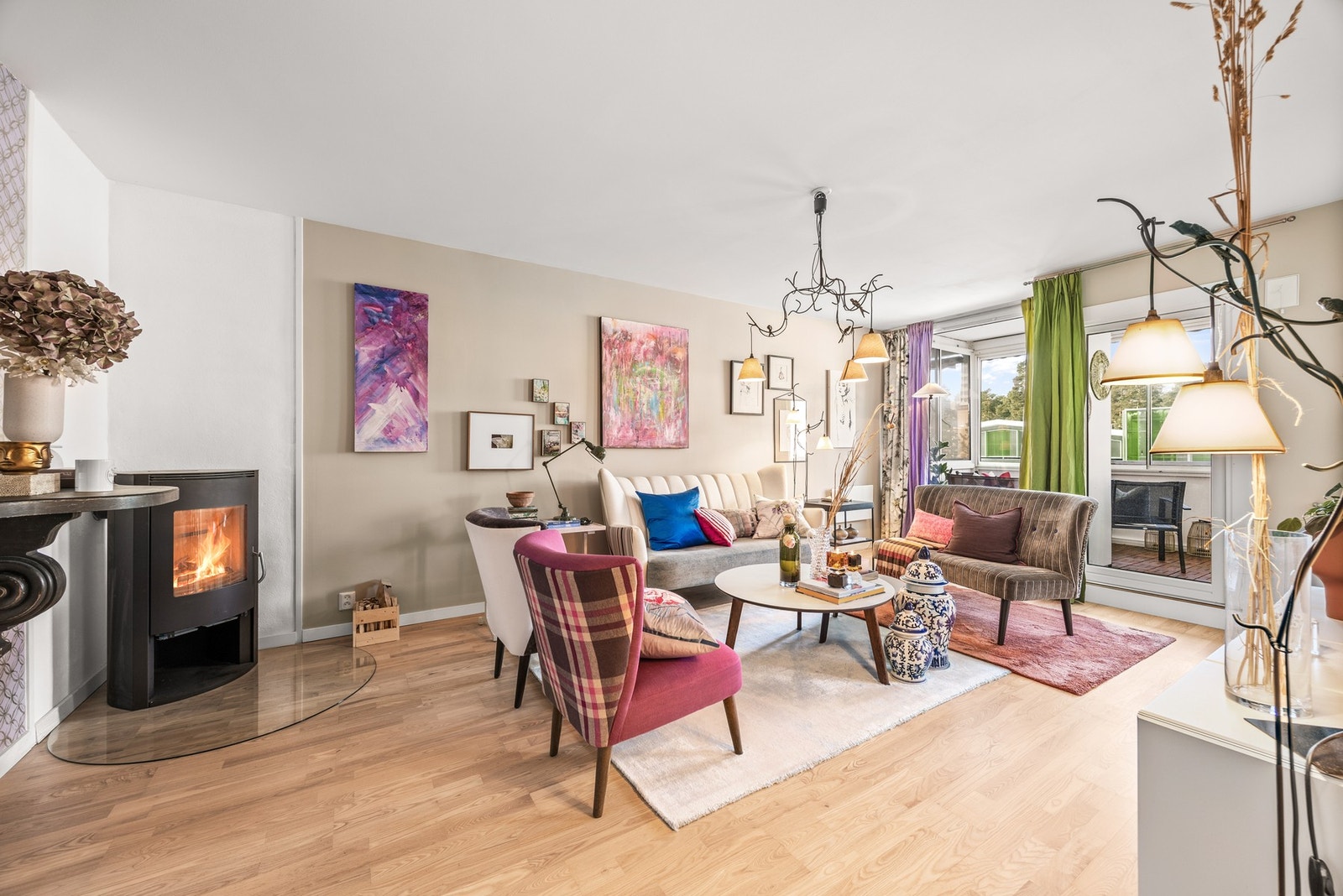 Lys og luftig 3-roms med peisovn, opplegg for tv/internett og vestvendt, innglasset balkong på 7,4 m² Galleribilde