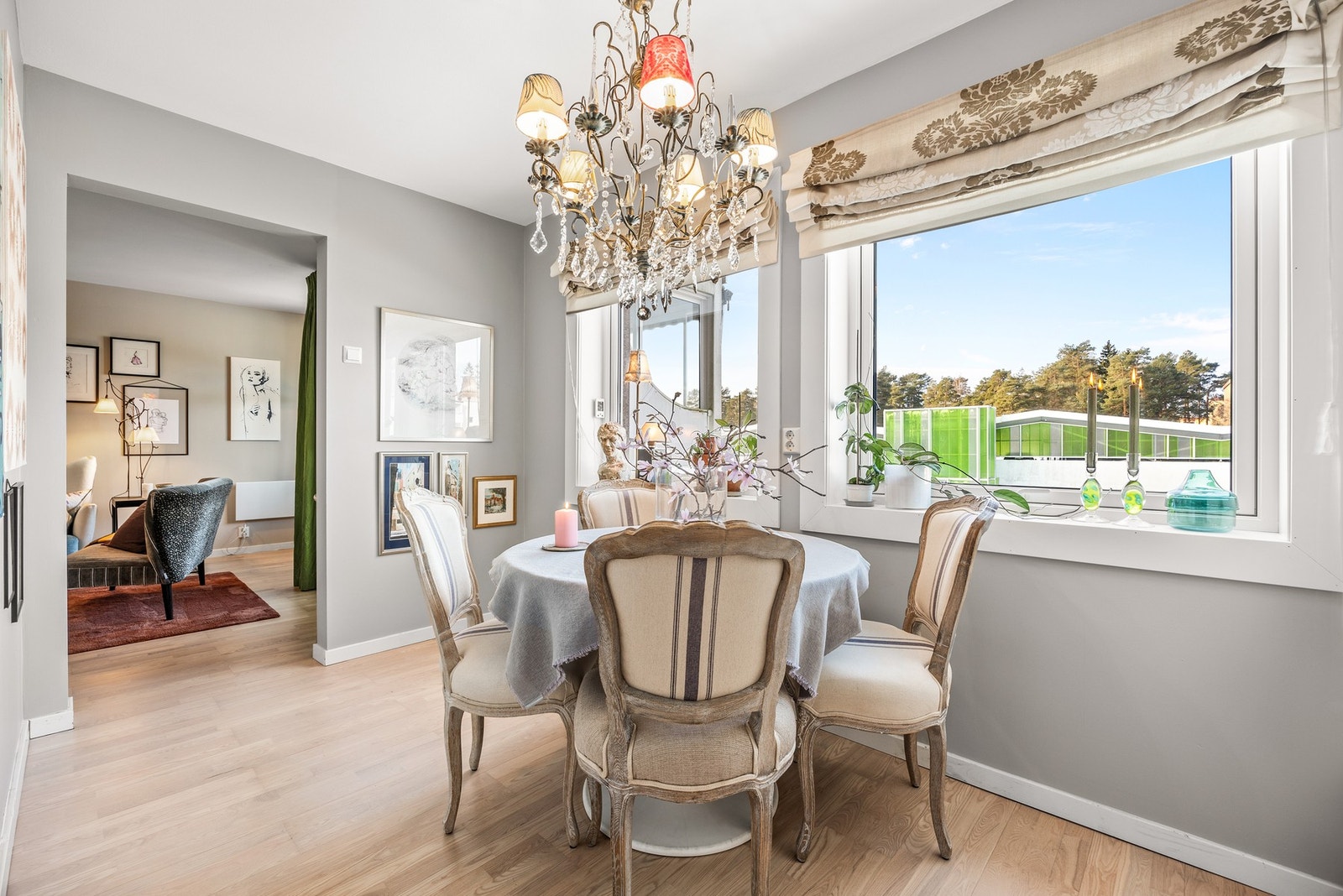 Videre til et stort adskilt kjøkken med god plass til spisegruppe ved vinduene Galleribilde