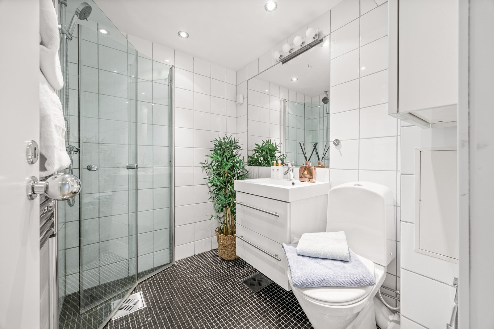 Stilrent baderom m/gulvvarme, opplegg for vaskemaskin og downlights Galleribilde