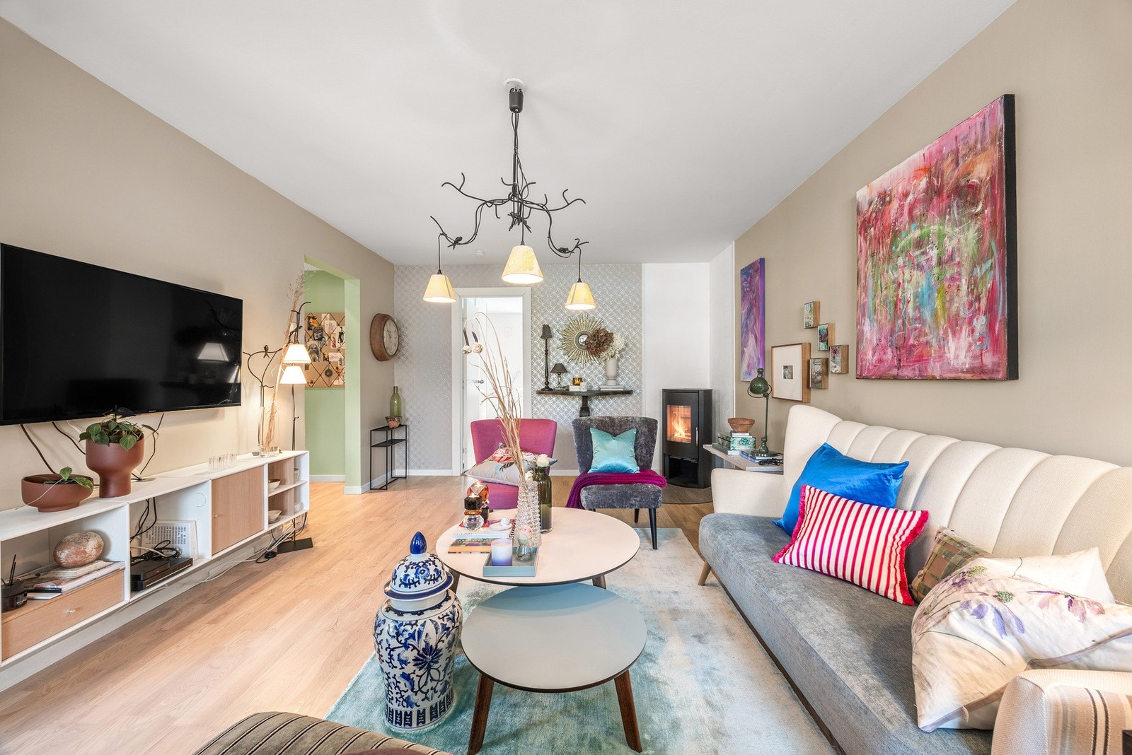 Stuen byr på rikelig med plass til sofagruppe med tilhørende bord og medieseksjon Galleribilde