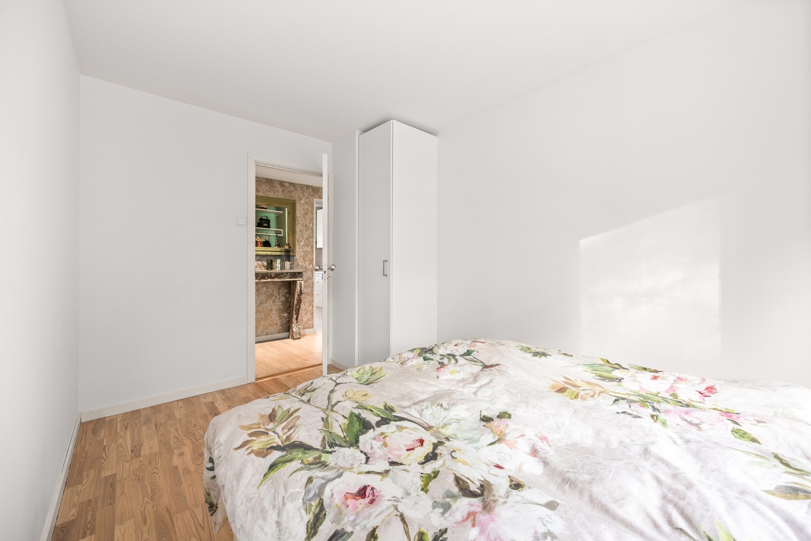 Garderobeskap medfølger Galleribilde