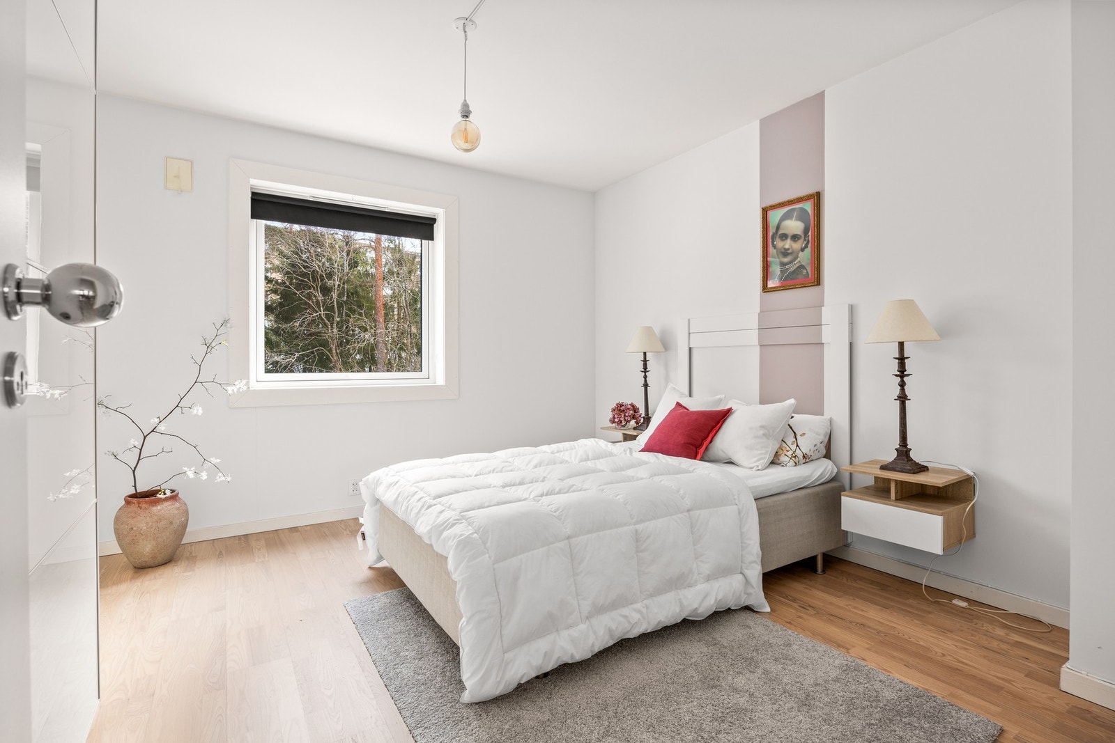 Hovedsoverommet er lyst og luftig med god plass til dobbeltseng og nattbord på hver side Galleribilde