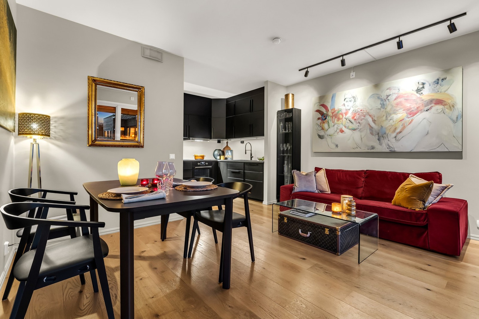 Det er en åpen løsning mellom stue og kjøkken, som skaper et sosialt allrom Galleribilde