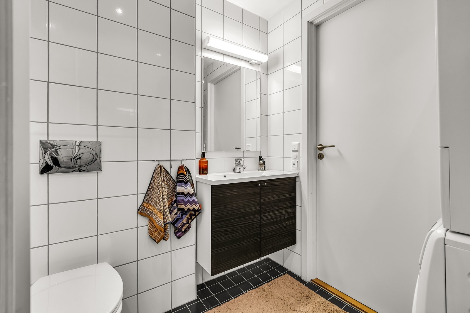 Badet er av god størrelse og er plassert i nærhet til entréen Galleribilde