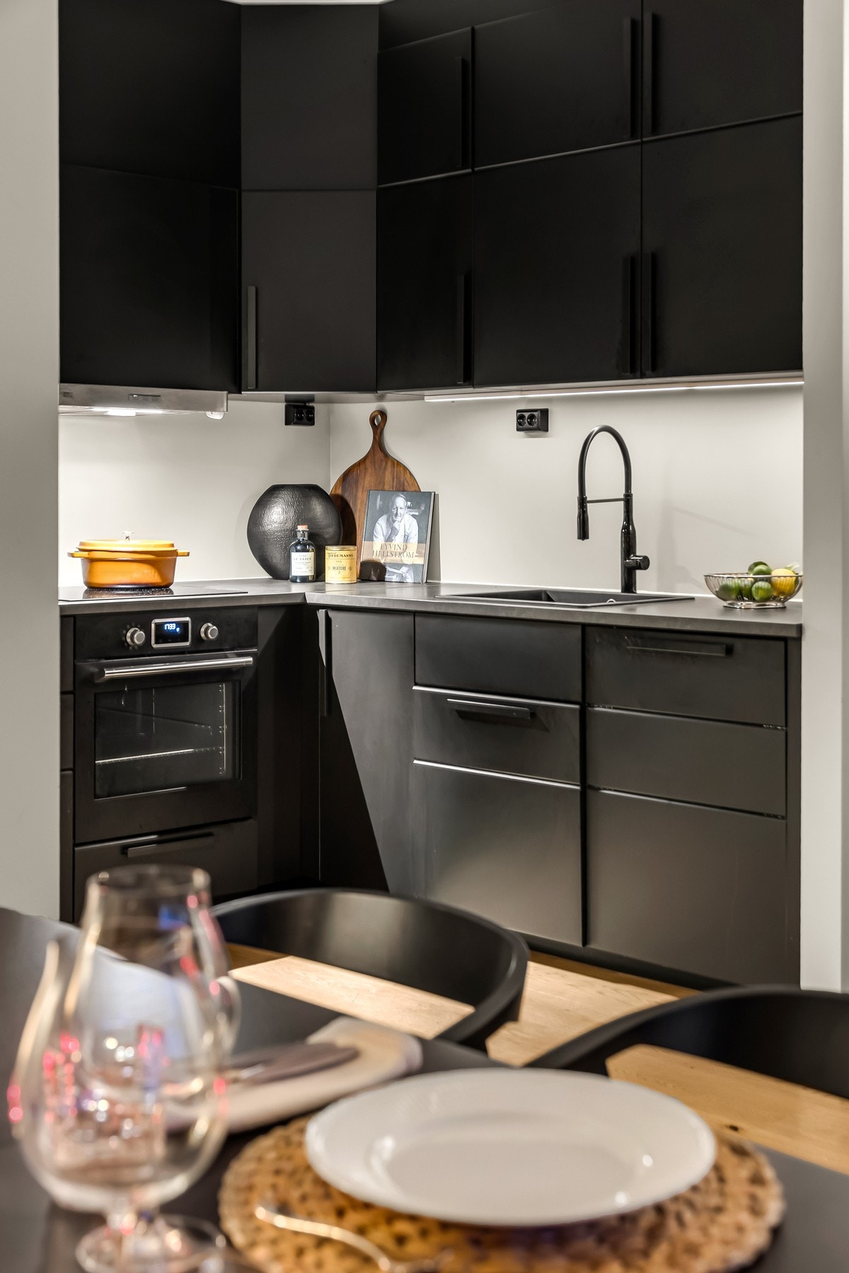 Samle venner og familie til hyggelig middager rundt spisebordet Galleribilde