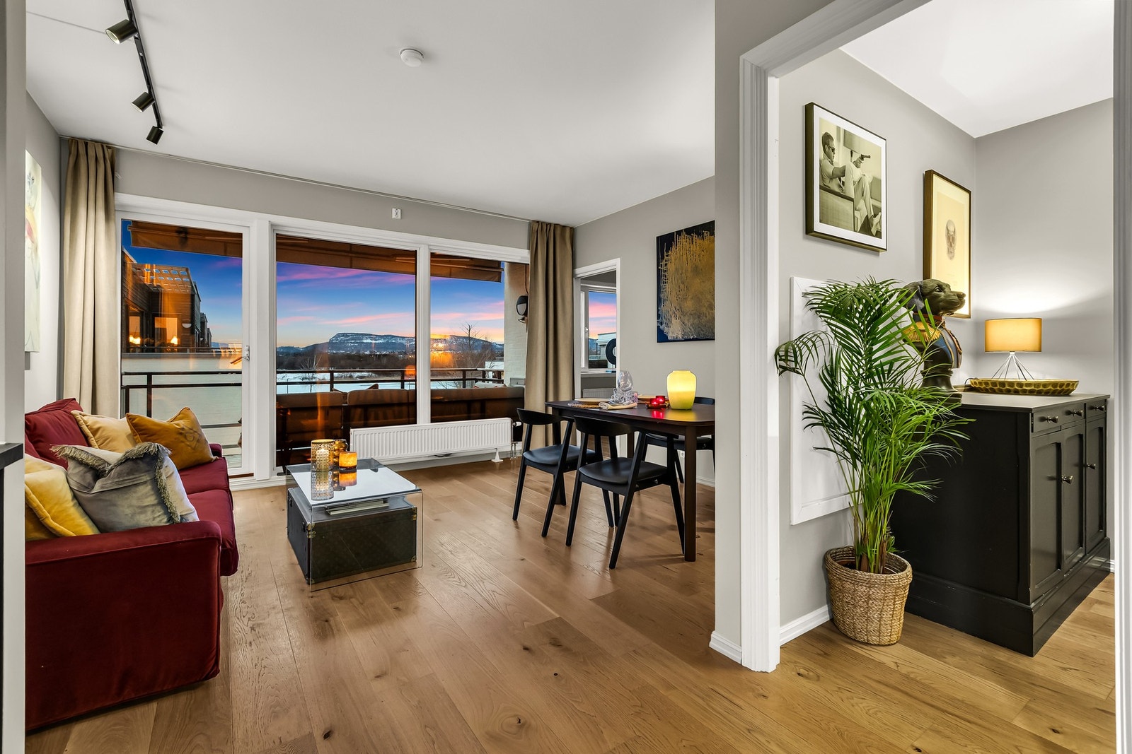 Stuen har store vinduer som slipper inn rikelig med lys Galleribilde