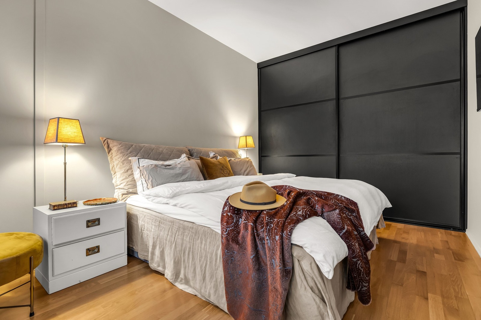 Stor og fin garderobeløsning på soverommet Galleribilde