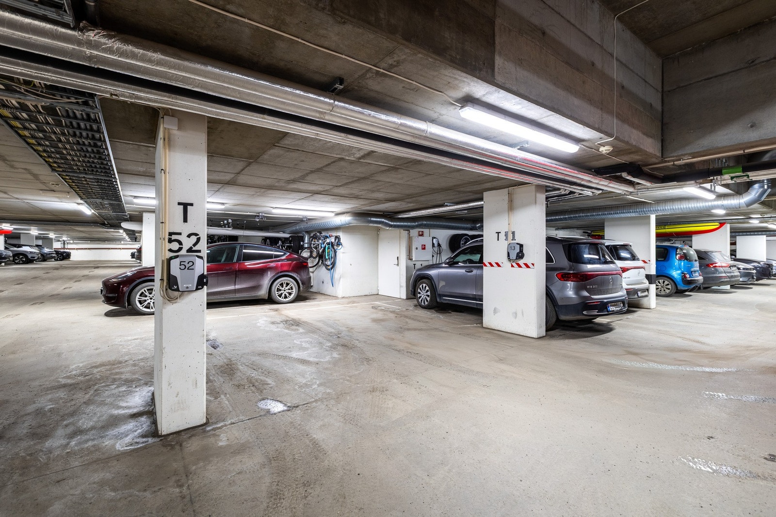 Leiligheten har garasjeplass og felles oppgang med heisadkomst Galleribilde