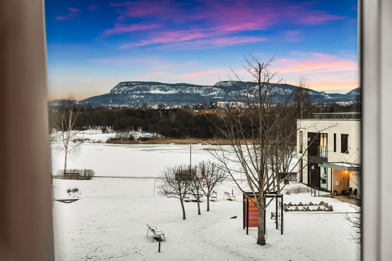 Fra leiligheten har du en avslappende utsikt mot Koksabukta. Hit kan du spasere ned å ta morgenbadet. Galleribilde