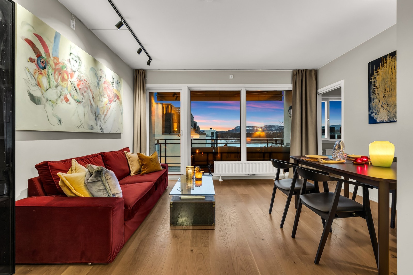 Stuen er lys og innbydende og holder samme gjennomgående stil som resten av leiligheten Galleribilde