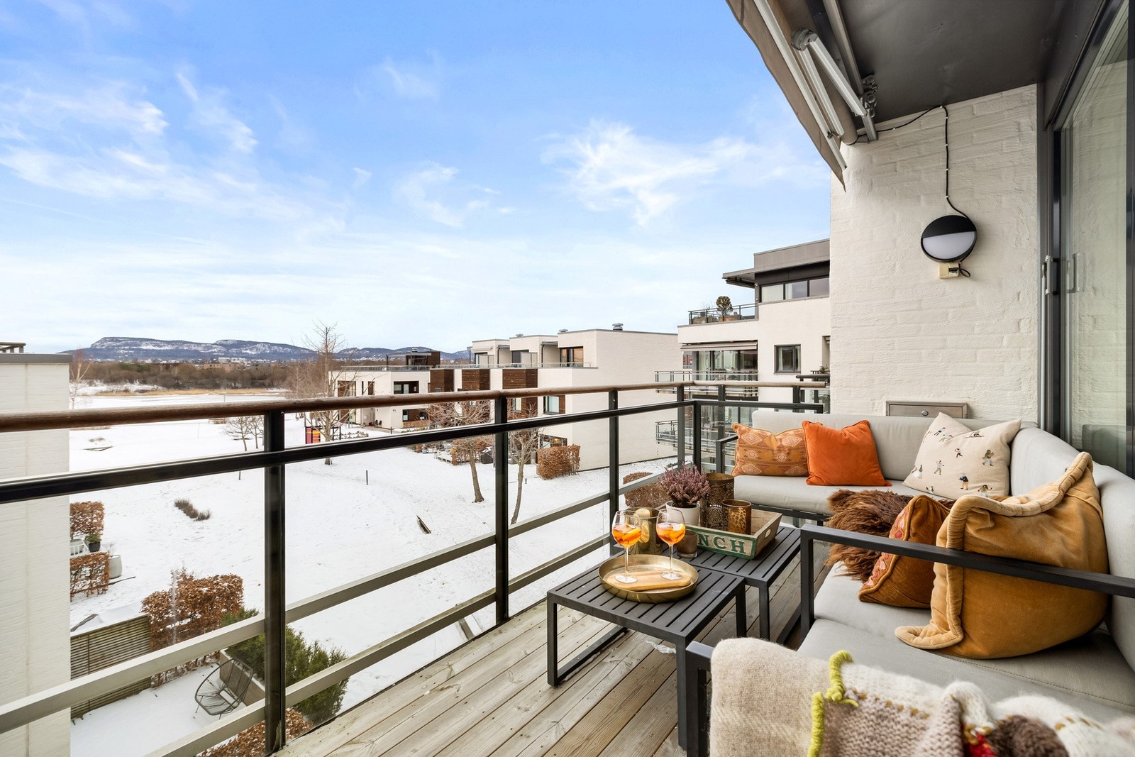 Balkongen er 8 kvm stor kan enkelt innredes med flotte utemøbler. Galleribilde