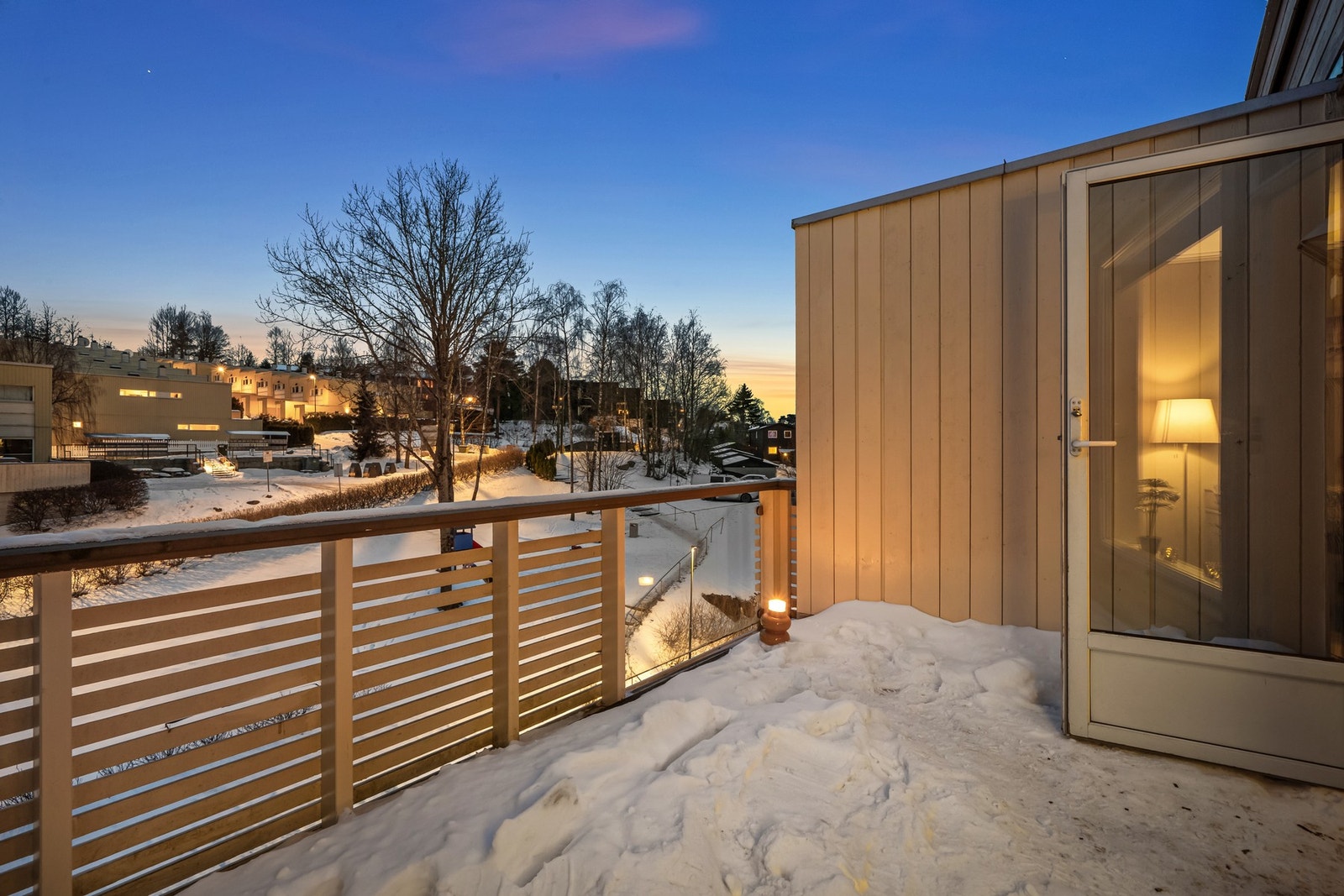 Balkongen er vendt mot sør og gir godt med lys og solforhold Galleribilde