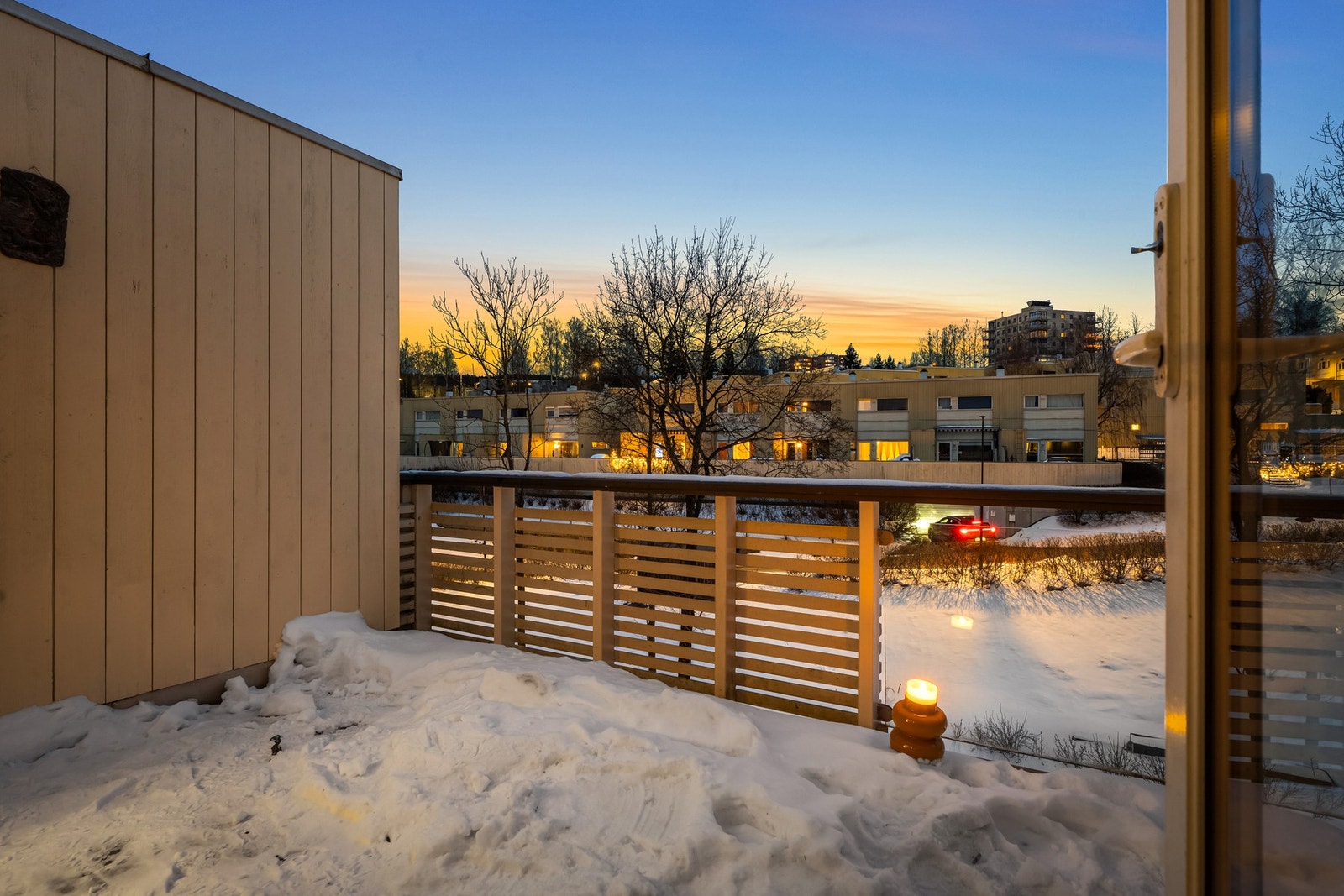 Stor og fin balkong på 8 m² med plass til utemøbler og grill Galleribilde