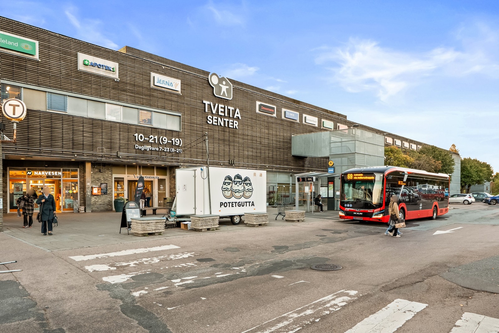 1 holdeplass til Tveita senter med masse av butikker, SATS med mer Galleribilde