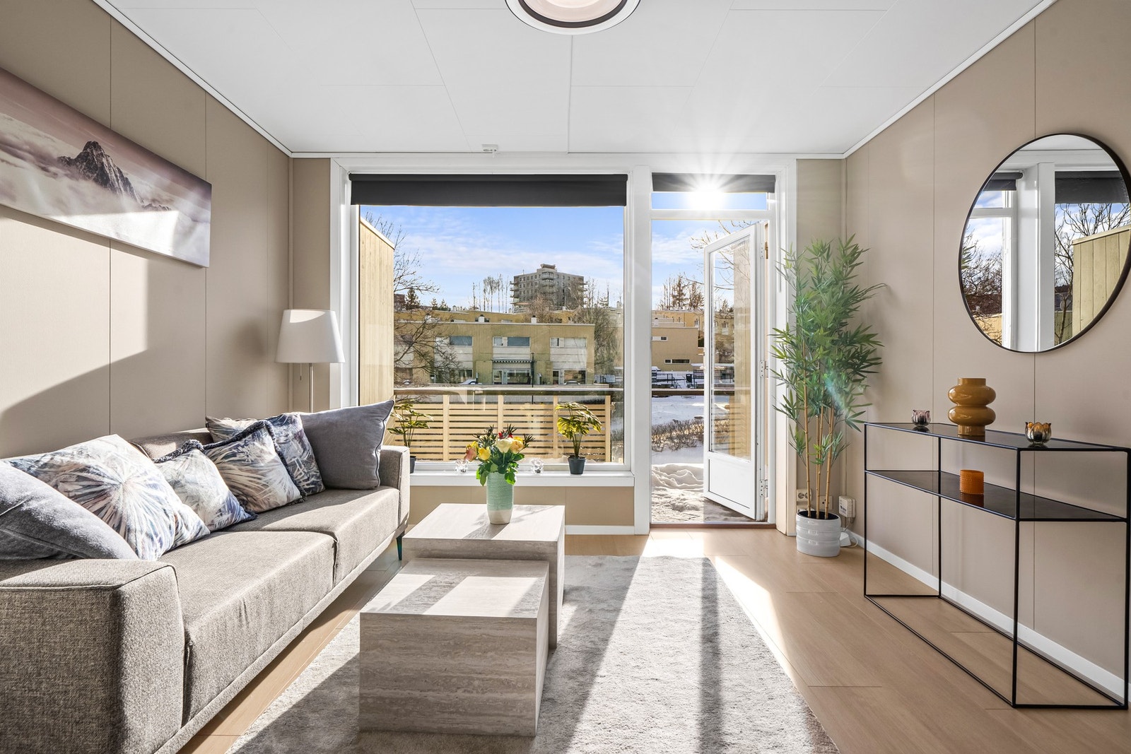 Flott stue med gode lysforhold og sofagruppe med TV løsning ovenfor Galleribilde