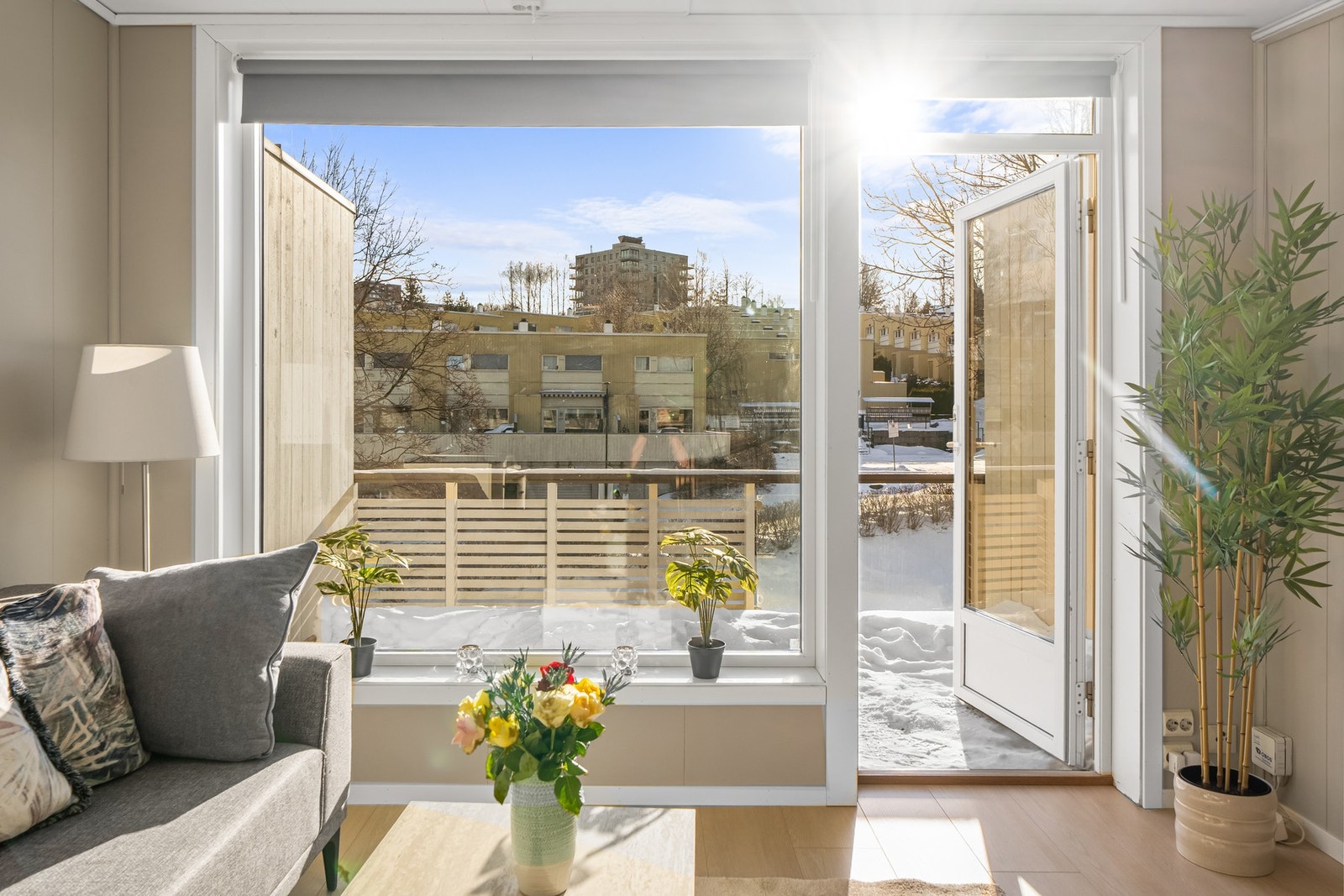 Det er brede vinduskarmer til pynt og blomster Galleribilde