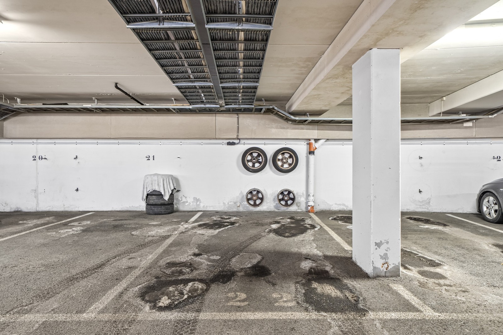 Boligen disponerer egen garasjeplass og en bod på 4m² i samme etasje som leiligheten Galleribilde