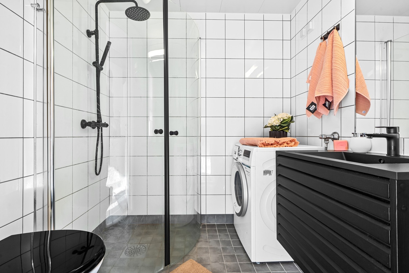 Flott flislagt bad med gulvvarme, stort dusjhjørne med foldbare dører og ny innredning fra 2026 Galleribilde