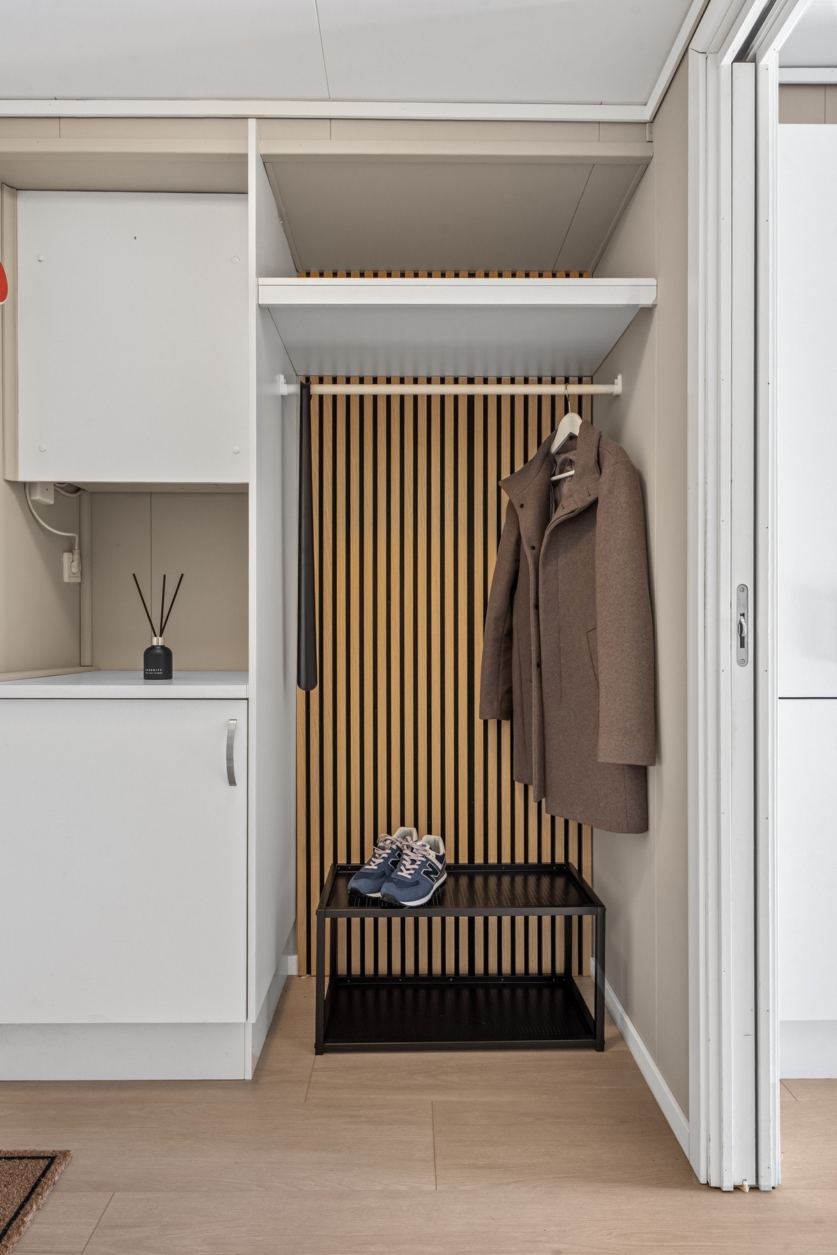 Entré med praktisk oppbevaring og plass til yttertøy og sko Galleribilde