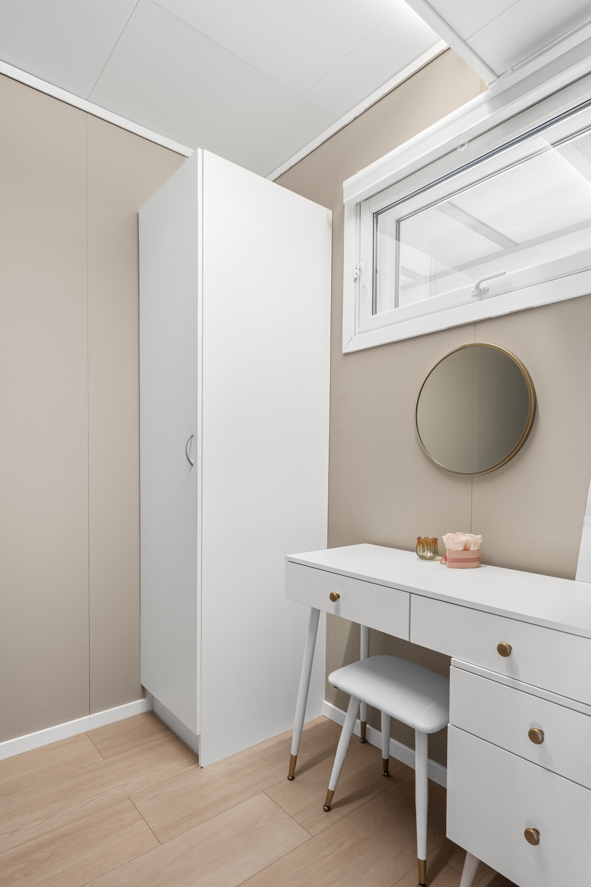 På soverommet er det plass til garderobeskap og kontorpult Galleribilde