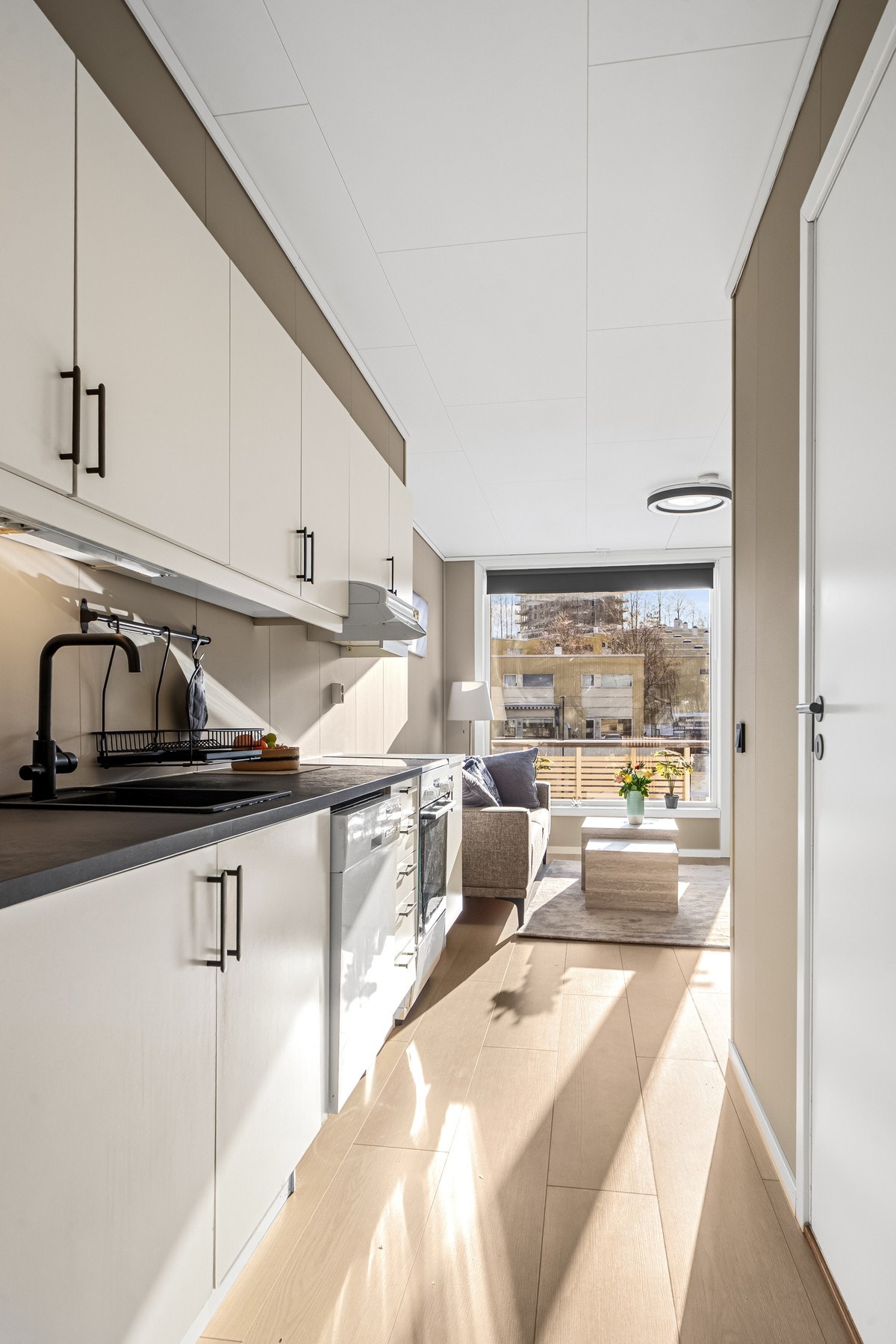 Videre ut i gangen til bad, entré og soverom Galleribilde