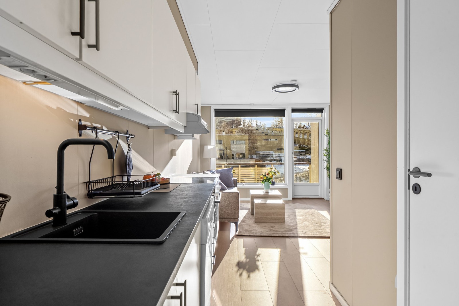 Hvitevarer som komfyr med platetopp, oppvaskmaskin og frittstående kjøl/fryseskap medfølger. Galleribilde