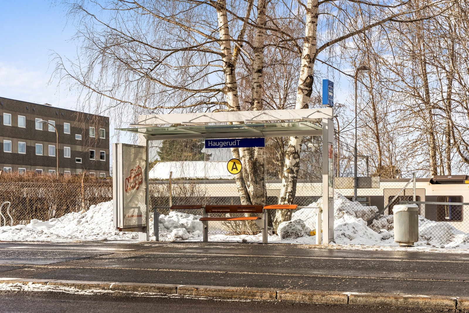 Bussholdeplass ovenfor T-bane stasjonen Galleribilde