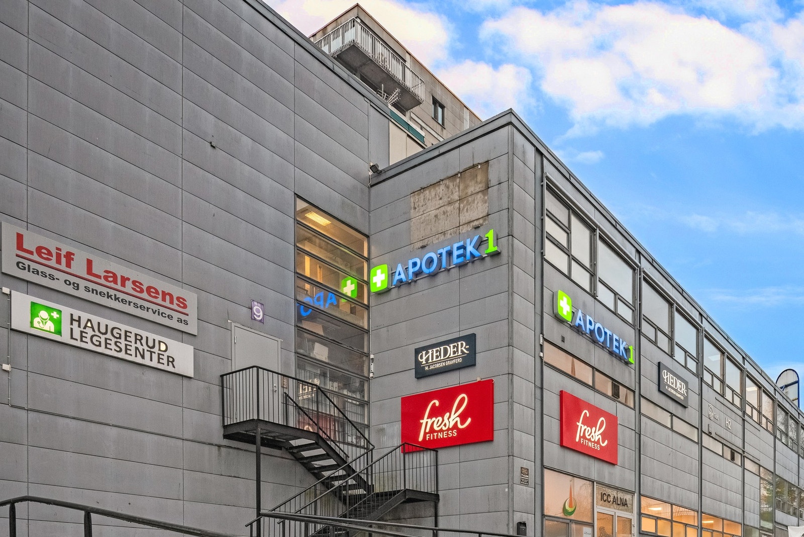 Legesenter, apotek, Fresh Fitness og spisesteder på Haugerud senter, kun noen minutter unna Galleribilde