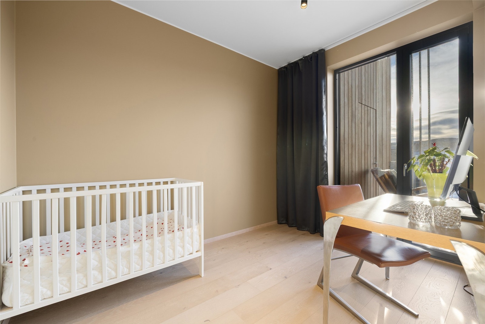 Soverom 3 er på ca. 7,5 kvm og har direkte utgang til den sørvestvendte balkongen. Galleribilde