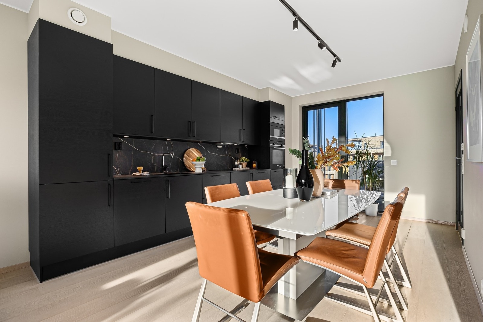 Lekkert og tidsriktig kjøkken i sort utførelse. Galleribilde