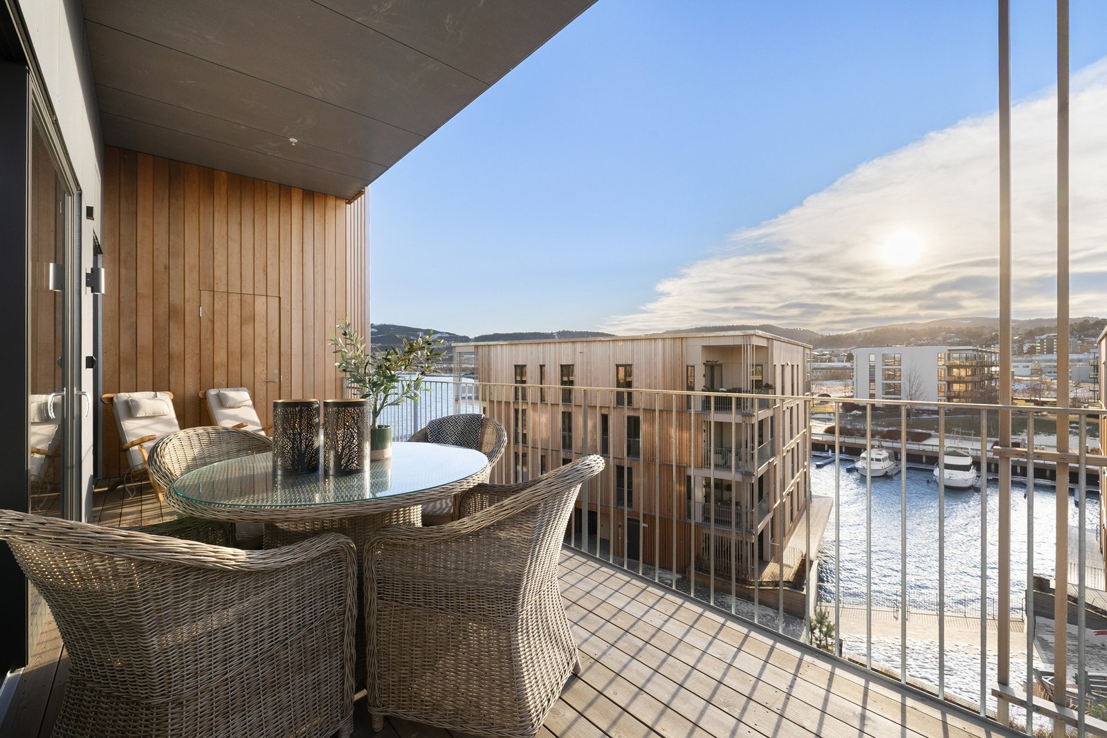 Med fjorden, båtmarina og idylliske omgivelser vil man virkelig ha det som plommen i egget her. Galleribilde