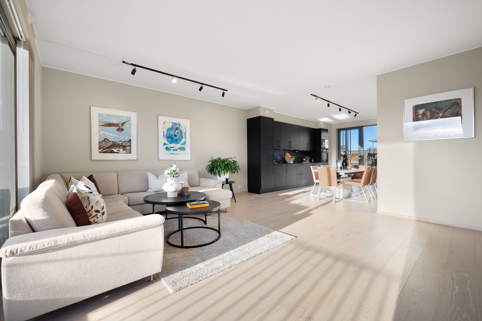 Leiligheten har stue med åpen kjøkkenløsning på 40,5 kvm som fremstår svært tiltalende. Galleribilde