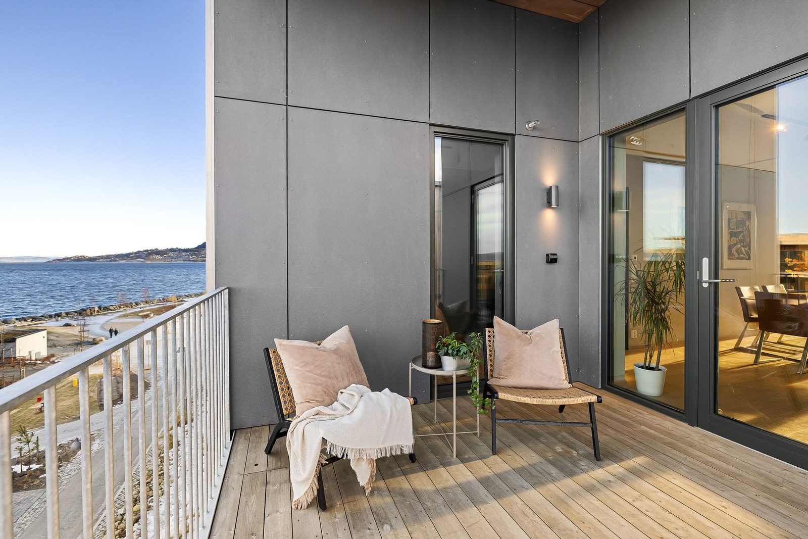 Med sin nevnte beliggenhet i toppetasjen har du balkonger på begge sider av leiligheten. Her sitter du på orkesterplass til både soloppgang og solnedgang på sommerstid. Galleribilde