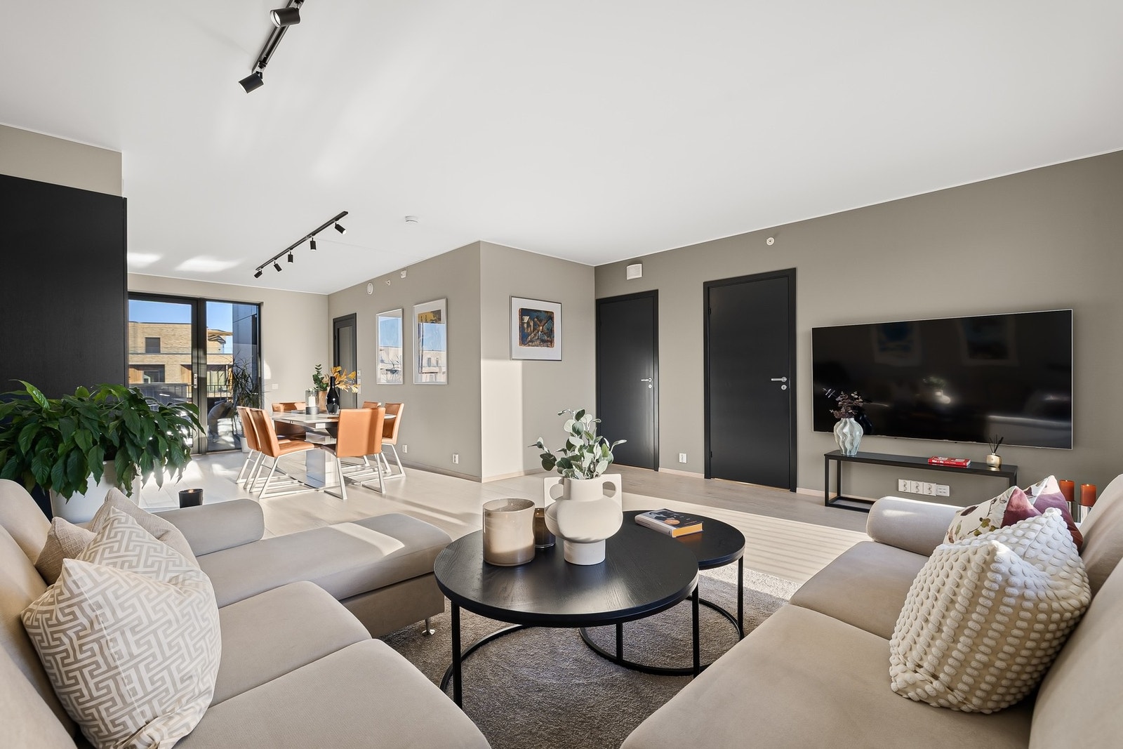 EiendomsMegler 1 v/Frank Robert Bae har gleden av å presentere en særdeles flott toppleilighet med fantastisk beliggenhet på
Fullriggerøya,. Galleribilde